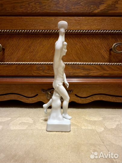 Статуэтка фарфор факелоносиц олимпиада в гдр 1972