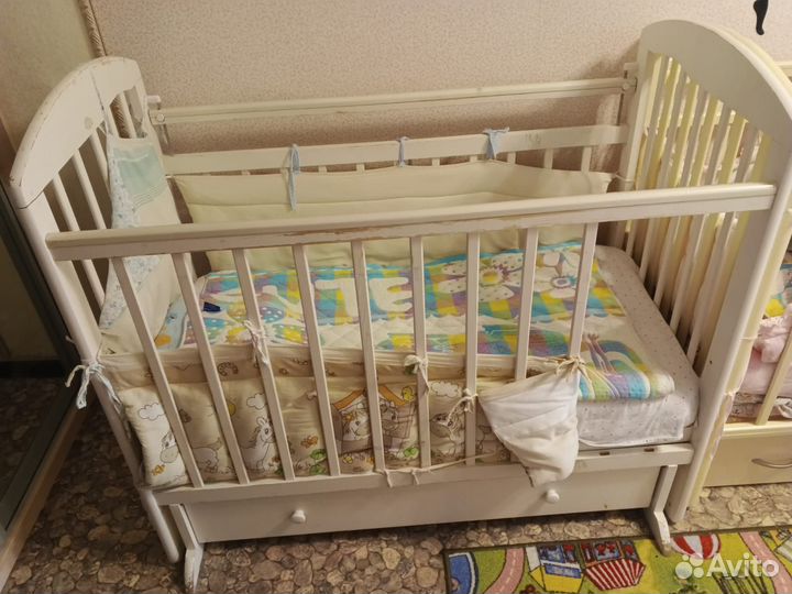 Детская кроватка с поперечным маятником