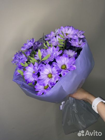 Букет-комплимент из ярких кустовых хризантем