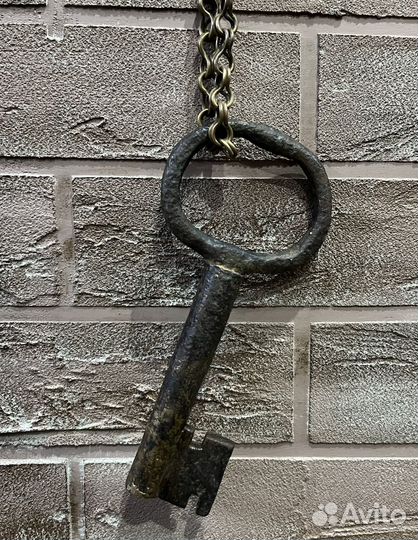 Старинный амбарный ключ
