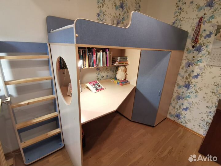 Кровать-чердак со столом и шкафом