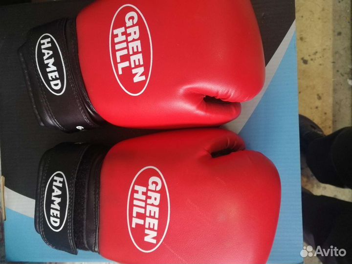 Боксерские перчатки и ботинки