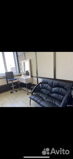 Рабочие места мастера маникюра и бровиста