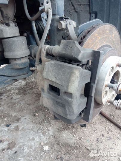 Суппорта передний Toyota Harrier XU30 240G