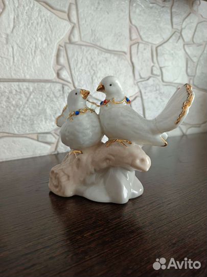 Фарфоровая фигурка голуби