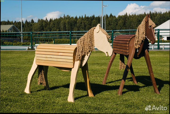 Скульптура деревянной лошадки. Декор для детей