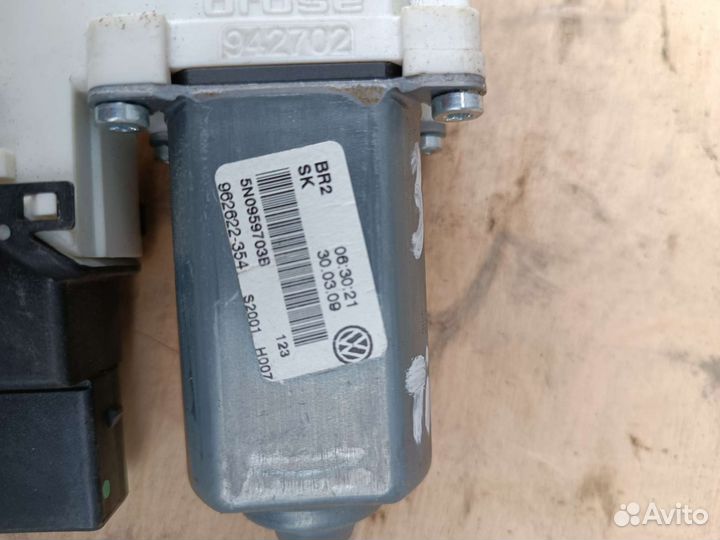 Моторчик стеклоподъемника задний левый Tiguan