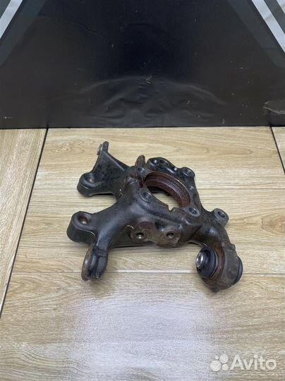 Кулак задний левый Toyota Rav4 40