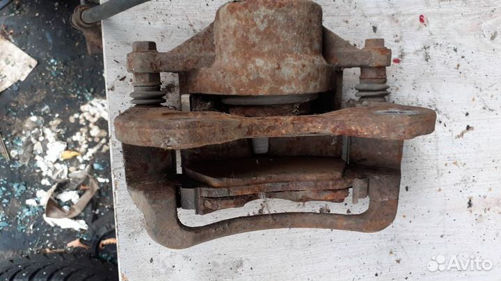 Суппорт тормозной передний левый Kia Sportage II