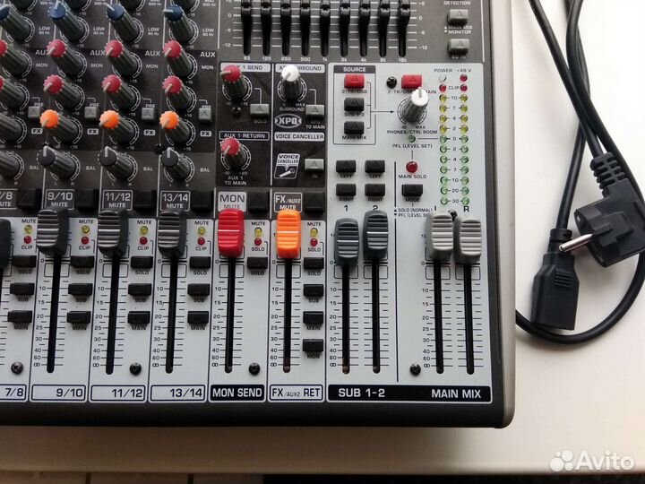Микшерский пульт Behringer x1832usb