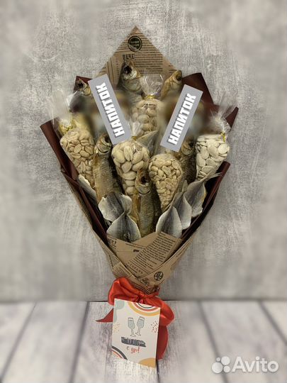 Съедобный букет из рыбы и орешков