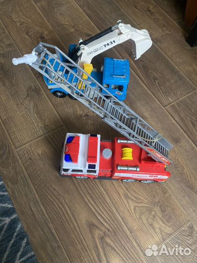 Экскаватор игрушка, пожарная машина