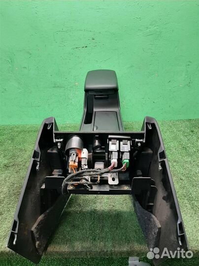 Консоль центральная с подлокотником Mazda 3 (BK)