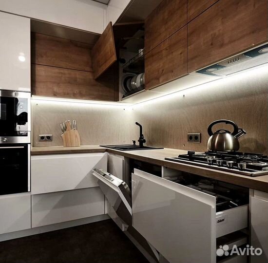 Угловая в потолок кухня на заказ