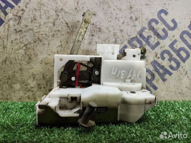 Замок двери задний правый Toyota Avensis универсал