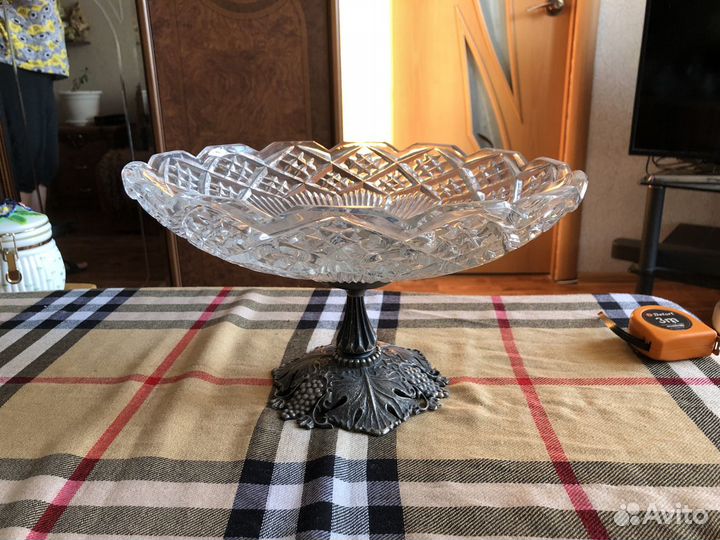 Хрустальная фруктовница с мельхиоровой ножкой