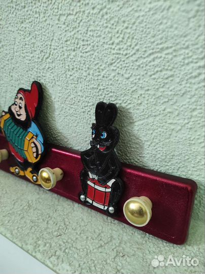 Вешалка настенная металлическая