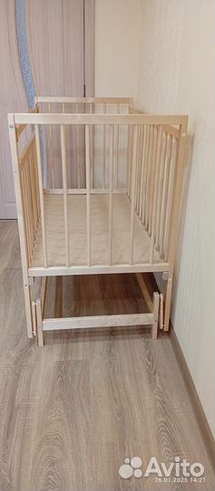 Детская кроватка с маятником и матрасом