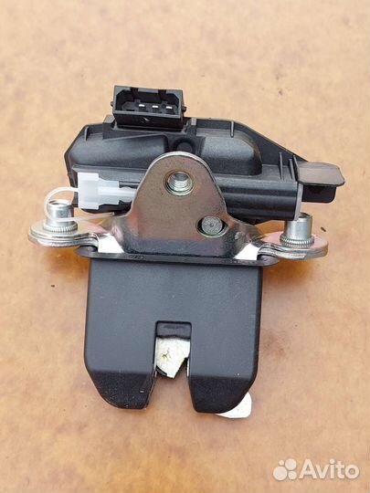 Замок багажника Skoda Fabia 2 5J0827501C