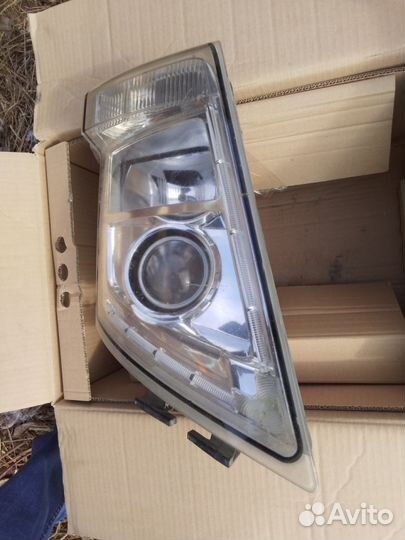 Фара правая Volvo FH 13 2008-13 ксенон