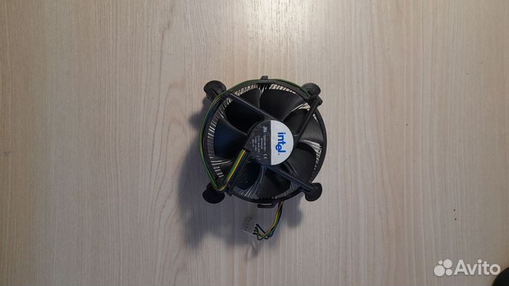 Обычный боксовый кулер от intel