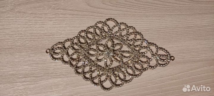 Аксессуар для подвязывания платка на никах