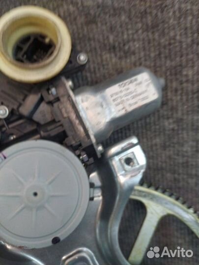 Мотор стеклоподъемника передний правый Toyota