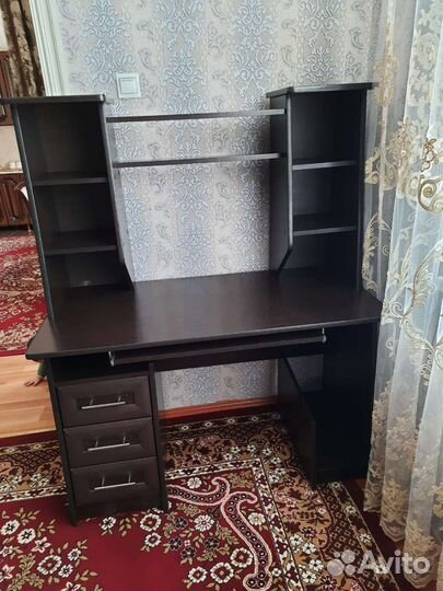 Компьютерный стол и кресло