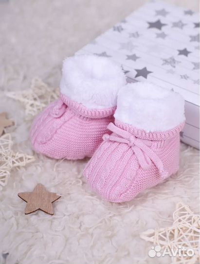 Шапка утепленная и пинетки утепленные вязаные