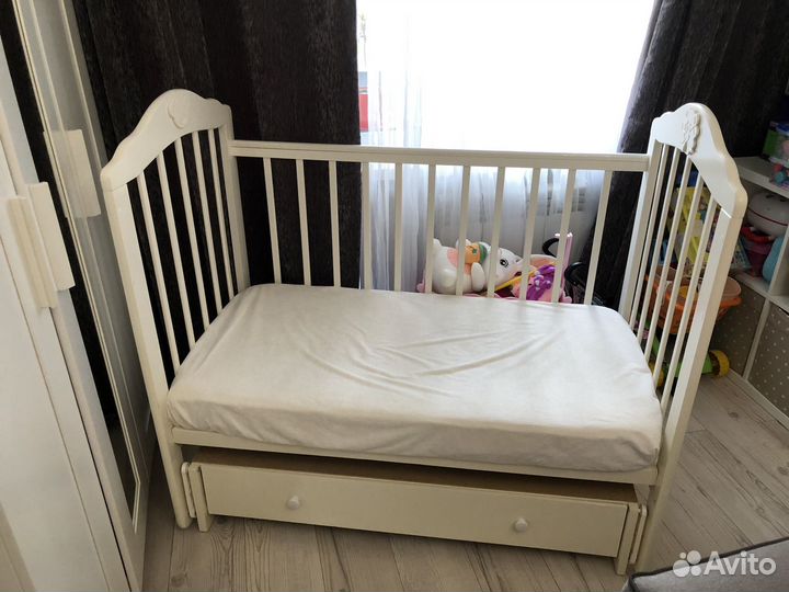 Детская кроватка с маятником и ящиком