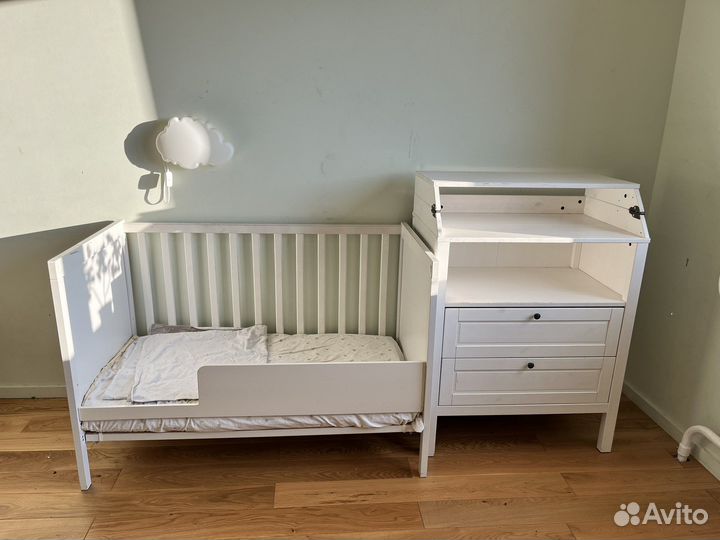 Кровать и пеленальный комод икея