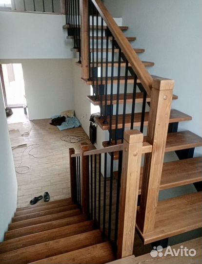Лестница с площадкой на второй этаж