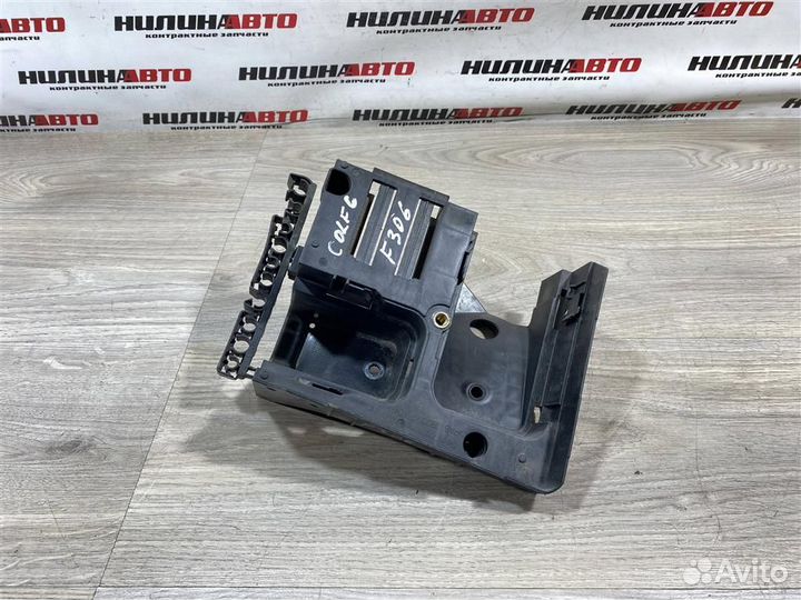 Кронштейн блока предохранителей VW Гольф 6