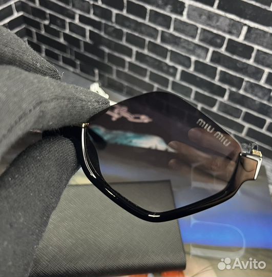 Солнцезащитные очки miu miu женские