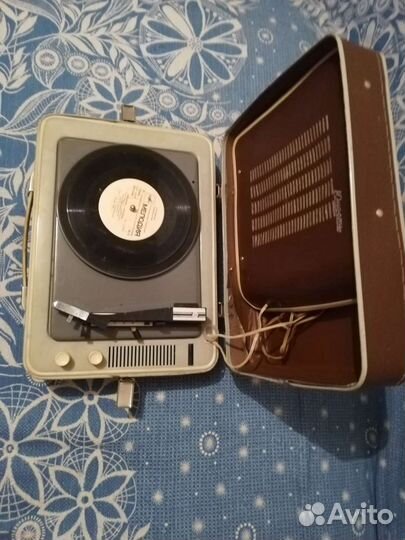 Проигрыватель винила Юность