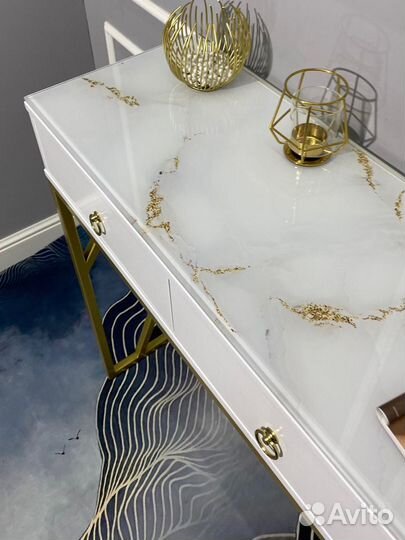 Стильная дизайнерская консоль