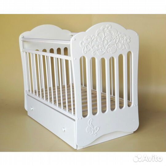 Детская кроватка с маятником и матрасом