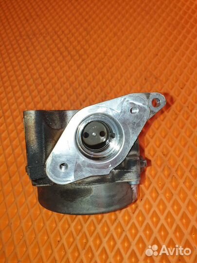 Насос вакуумный Ауди Шкода Фольксваген