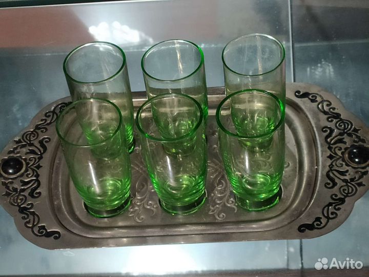 Рюмки стопки зеленое стекло на подносе СССР Винтаж