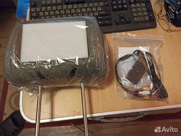 Один подголовник с монитором MP-5 плеером USB