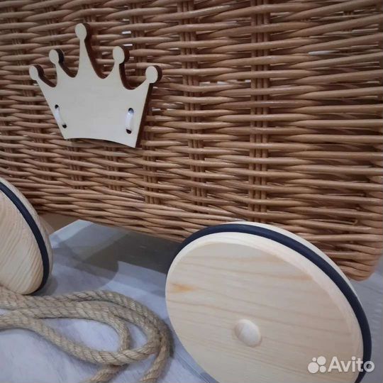 Плетёная корзина на колёсиках