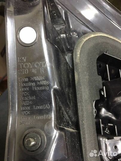 Фонарь задний правый внутренний Toyota RAV4