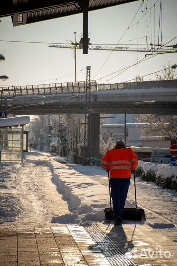Уборка снега вручную