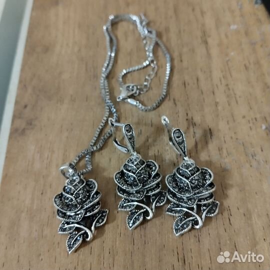Серебряные серьги и колье с марказитами Роза