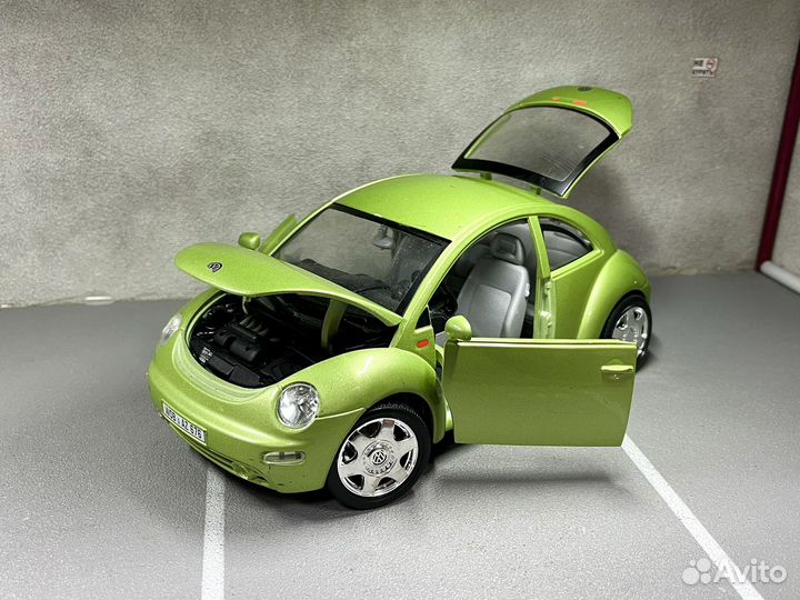 Модель автомобиля VW New Beetle 1998 1:18 Bburago