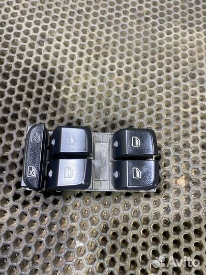 Блок управления стеклоподъёмниками Audi Q5 8R