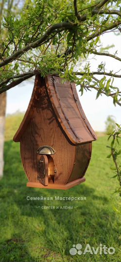 Скворечник для птиц. Кормушка для птиц и белок
