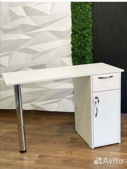 Маникюрный стол