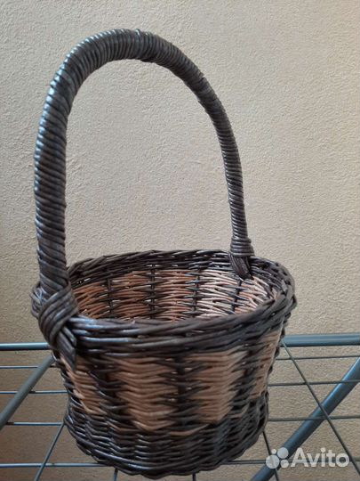 Корзина плетеная из бумажной лозы