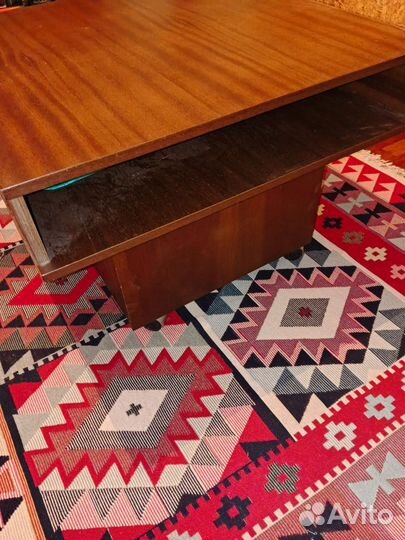 Газетный стол